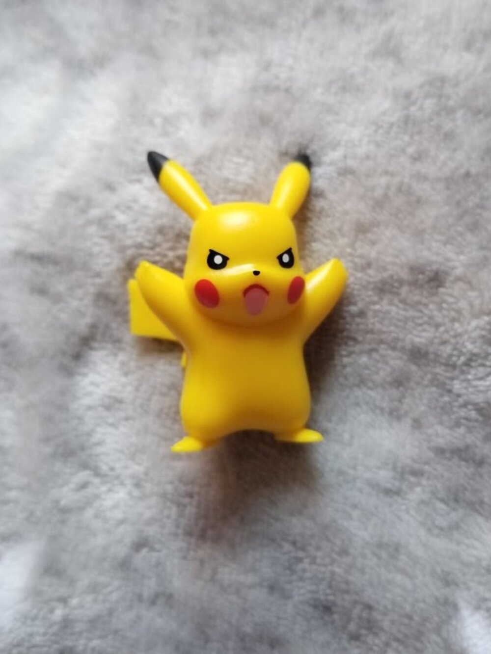 Pokemon Figure Pikachu Mini Figurine Yellow Black Jazwares Clip 'n' Go Pokeball
